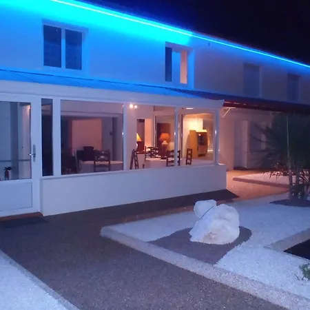 Cit'hotel Les Atlantes Royan Parking Prive Szálloda 2*